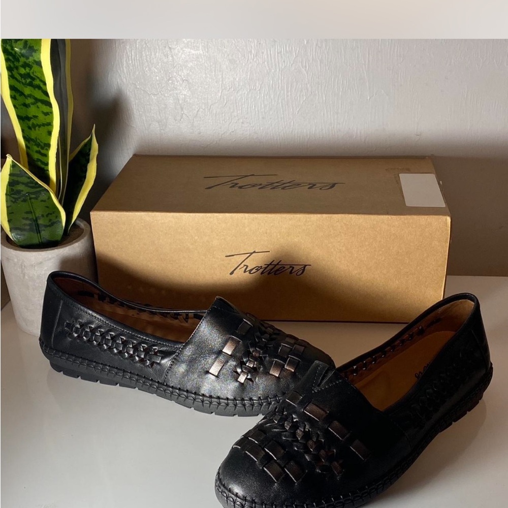 Trotters Women's‎ Black Woven Loafers